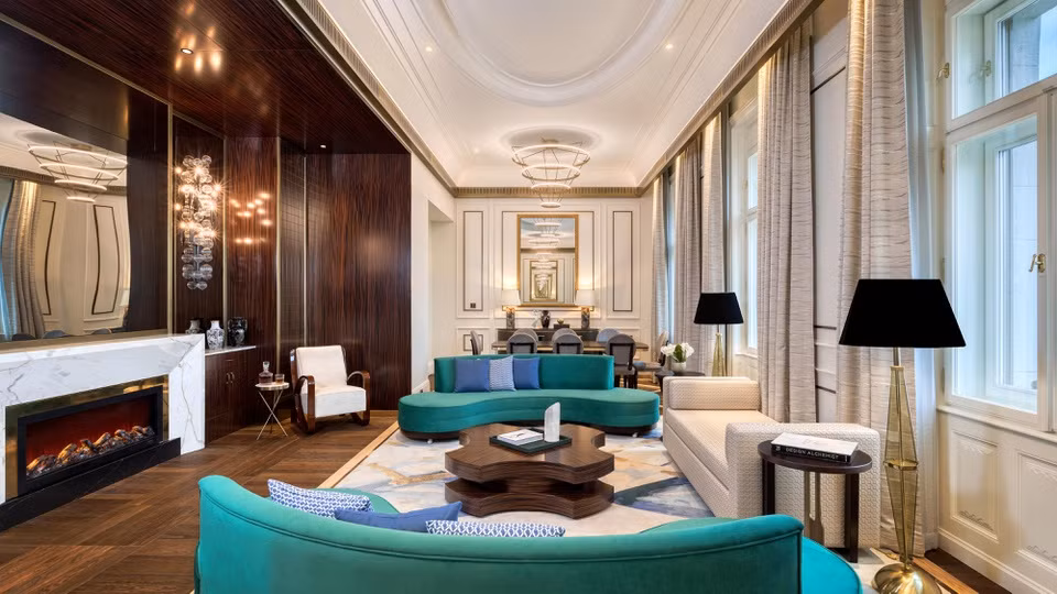 br/> Royal Suite có phòng ngủ master, phòng tắm, phòng khách và phòng làm việc riêng biệt. Ngoài ra du khách có thể chọn kết nối thêm 2 phòng để tạo thành một căn hộ ba phòng ngủ.