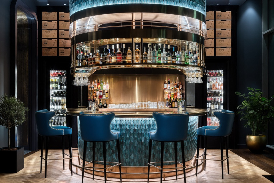 br/> Quầy bar Duchess của khách sạn mở cửa từ 22/7, được coi là "thư viện rượu bí mật", lấy cảm hứng từ khu vườn trên mái của công chúa nước Áo.