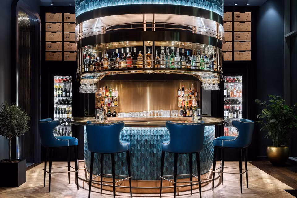 br/> Quầy bar Duchess của khách sạn mở cửa từ 22/7, được coi là "thư viện rượu bí mật", lấy cảm hứng từ khu vườn trên mái của công chúa nước Áo.