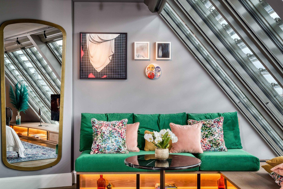 br/> Thiết kế của Loft Room là sự pha trộn giữa hiện đại và cổ điển. Bên cạnh đó, những phòng cao cấp khác của khách sạn như Elisabeth Bridge Suite có giá 1.066 USD/đêm, căn một phòng ngủ giá 1.896 USD/đêm và Crown Tower giá 2.667 USD/đêm.