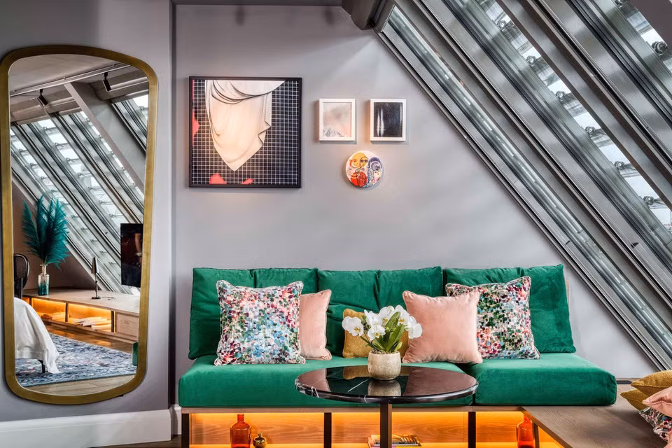 br/> Thiết kế của Loft Room là sự pha trộn giữa hiện đại và cổ điển. Bên cạnh đó, những phòng cao cấp khác của khách sạn như Elisabeth Bridge Suite có giá 1.066 USD/đêm, căn một phòng ngủ giá 1.896 USD/đêm và Crown Tower giá 2.667 USD/đêm.