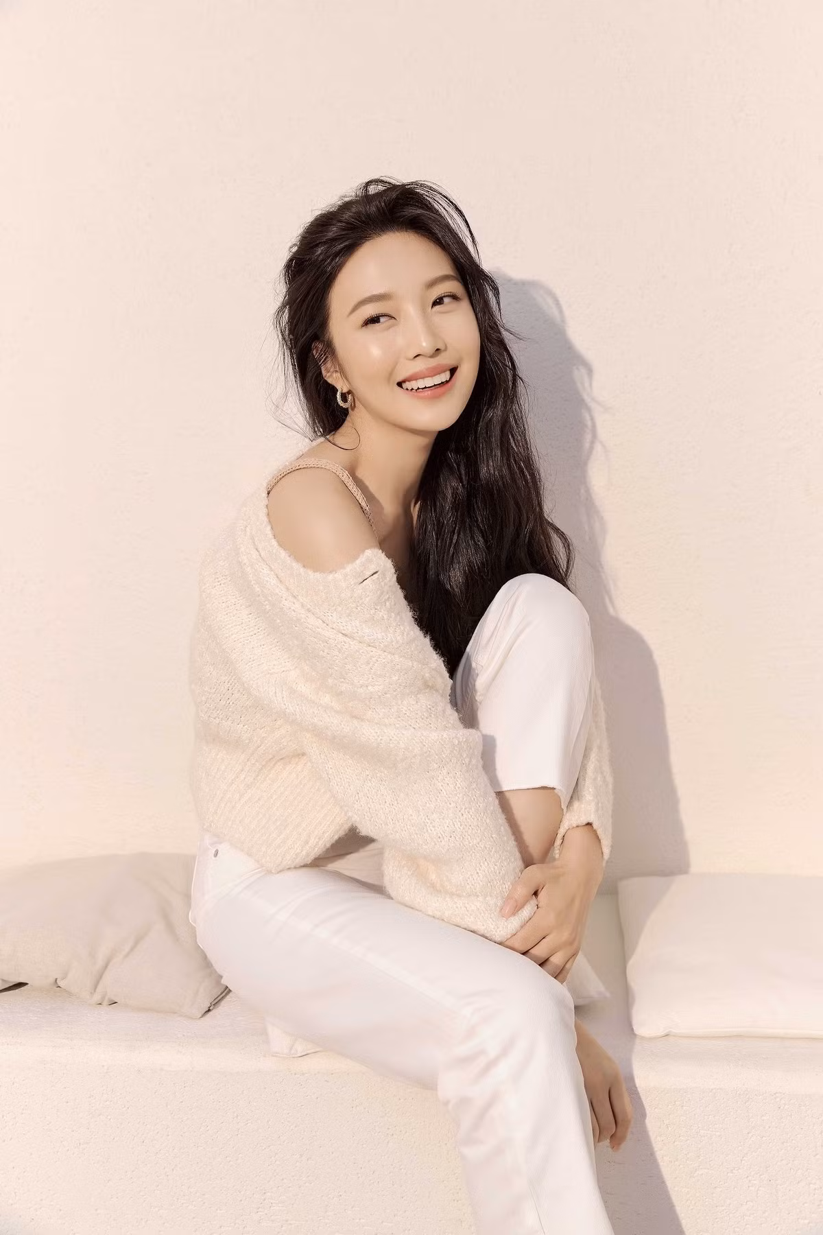 br/> Năm 2014, Red Velvet chính thức ra mắt khán giả với đĩa đơn đầu tay Happiness. Với loạt ca khúc hit Ice Cream Cake, Red Flavor, Peek-a-boo, Dumb Dumb... hiện Red Velvet là một trong những nhóm nhạc Kpop nổi tiếng nhất. Vào năm 2018 và 2019, nhóm được Forbes Korea vinh danh trong danh sách 40 người nổi tiếng quyền lực nhất Hàn Quốc.