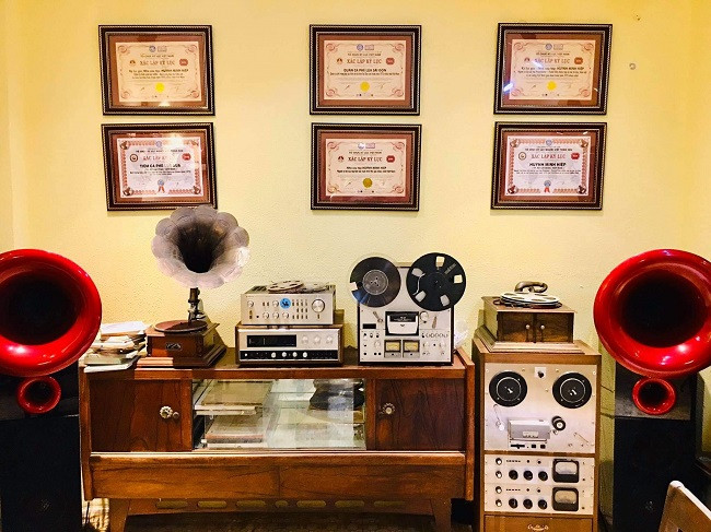 Quan ca phe doc nhat cua Dai gia Sai Gon voi hon 5.000 co vat-Hinh-11