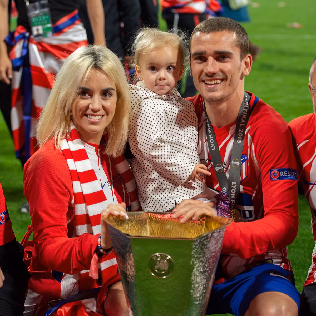 Năm 2016, 5 năm sau khi yêu, Griezmann cùng Erika đón con gái đầu lòng Mia. Chia sẻ với Elle về khoảnh khắc đón con gái đầu lòng, Griezmann tiết lộ: “Tôi hoàn toàn bất lực, chỉ biết chờ đợi mà không thể làm gì giúp Erika đỡ đau. Tôi đứng đó, hồi hộp chờ đợi giây phút được làm cha".