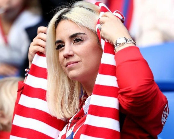 Erika Choperena sinh năm 1990, lớn hơn bạn trai 1 tuổi. Cô theo học ngành Sư phạm khi quen biết Griezmann. Erika thuộc nhóm những nàng WAGS kín tiếng, hiếm khi xuất hiện trước truyền thông. Sau khi tốt nghiệp, Erika tiếp tục học lên rồi trở thành nhà tâm lý học trẻ em. Ngay khi thông tin về mối quan hệ của cô với Griezmann được công bố, Choperena khóa blog làm đẹp của bản thân dù lượt truy cập tăng chóng mặt.