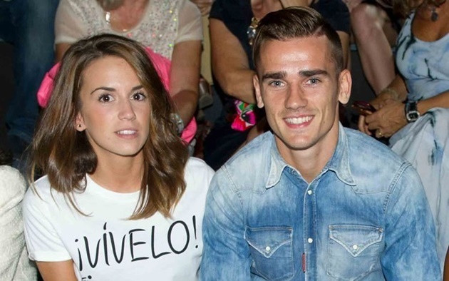 Theo Cosmopolitan, Griezmann là người phải lòng trước. Anh gặp và cảm mến Erika trong những lần ngồi dùng bữa tại căng tin chung của đội bóng với trường đại học bên cạnh. Ngôi sao sinh năm 1991 mất khoảng 1,5 năm tán tỉnh để nhận cái gật đầu đồng ý làm bạn gái từ đối phương.