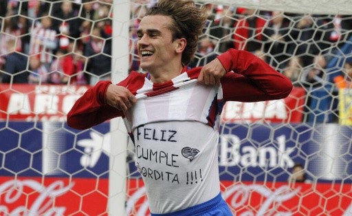 Trong khi đó, tiền vệ của tuyển Pháp nhiều lần thể hiện công khai tình cảm với nửa kia. Tháng 3/2017, anh nộp phạt 500 euro cho Liên đoàn Bóng đá Tây Ban Nha vì lột áo trên sân sau khi ghi bàn. Dòng chữ trên áo viết dành tặng Erika “Feliz Cumple Gordita” (Chúc mừng sinh nhật em yêu).