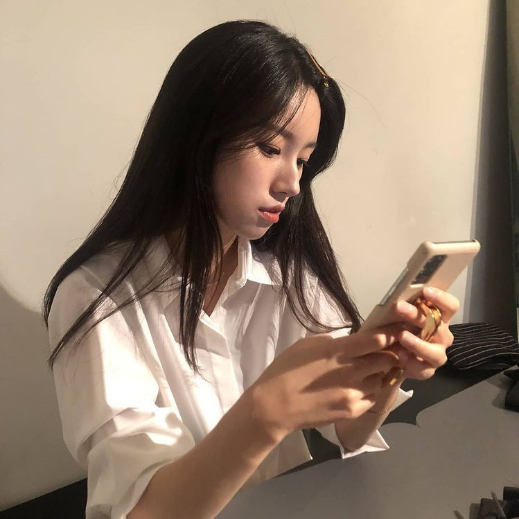 Có vóc dáng thanh mảnh, gương mặt xinh xắn với mắt to tròn, mũi cao thanh tú, Jena khiến nhiều người lầm tưởng là idol trong các nhóm nhạc. Xây dựng kênh vlog với lượng người theo dõi lớn, Jena rất coi trọng việc quản lý hình ảnh. Đa phần nội dung cô đăng lên kênh cá nhân đều liên quan đến công việc.