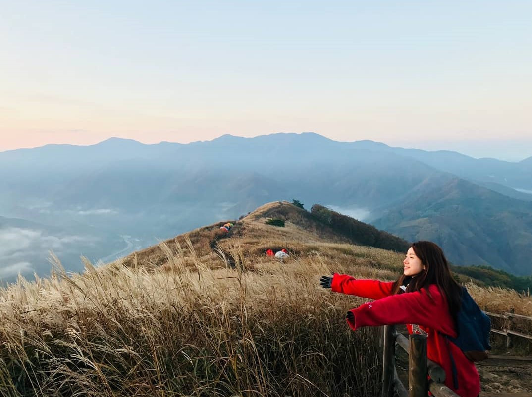 Jena có đam mê du lịch. Cô yêu thích cảm giác hòa mình với cảnh sắc thiên nhiên, núi non hùng vĩ. Trong các chuyến đi, giáo viên người Hàn thường mang theo máy ảnh để tự mình ghi lại những khoảnh khắc ấn tượng.