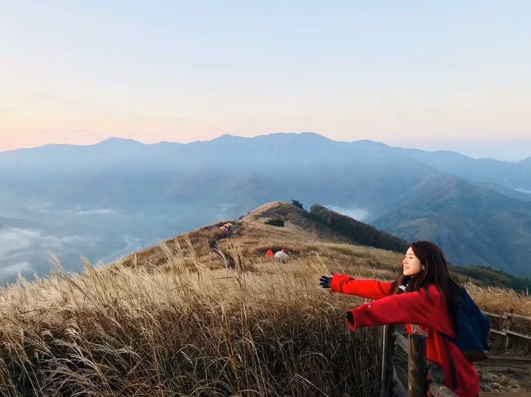 Jena có đam mê du lịch. Cô yêu thích cảm giác hòa mình với cảnh sắc thiên nhiên, núi non hùng vĩ. Trong các chuyến đi, giáo viên người Hàn thường mang theo máy ảnh để tự mình ghi lại những khoảnh khắc ấn tượng.