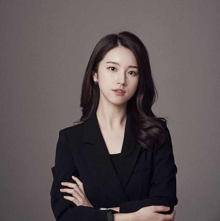 Jena được nhận xét là giáo viên thân thiện và chiếm được cảm tình của đa số học trò. Cô thường khoe hình ảnh cùng làm việc với ê-kip biên tập nội dung hoặc đi ăn uống, vui chơi cùng bạn bè.