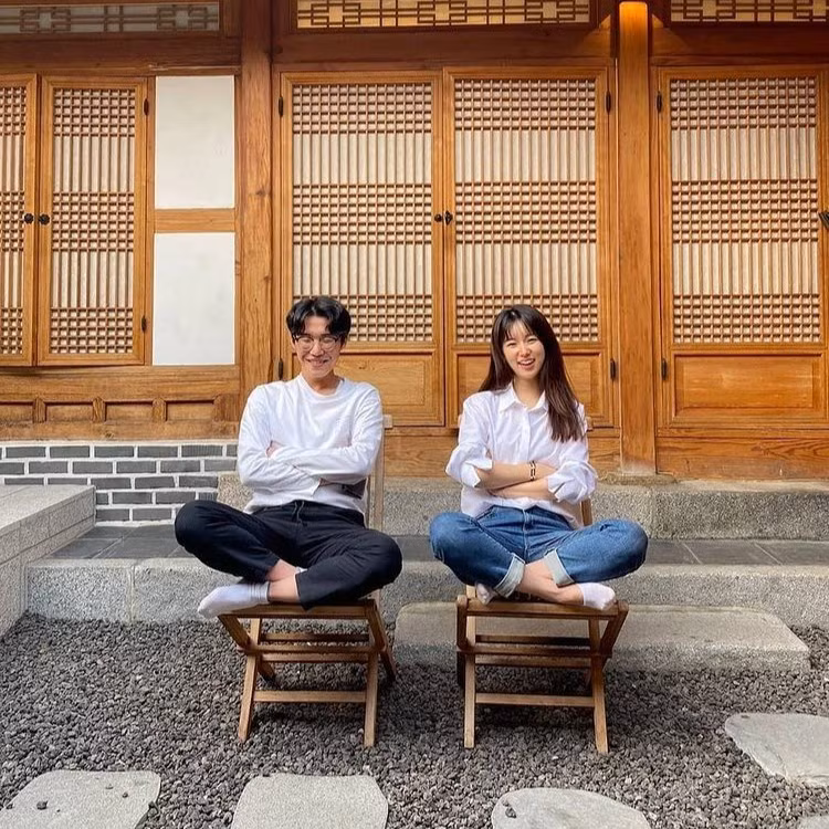 Bên cạnh trang cá nhân, Jena còn lập trang web để quảng bá các khóa học của mình. Cô kết hợp cùng các đồng nghiệp để xây dựng hệ thống các bài học một cách chuyên nghiệp và phù hợp với nhiều đối tượng học sinh hơn.