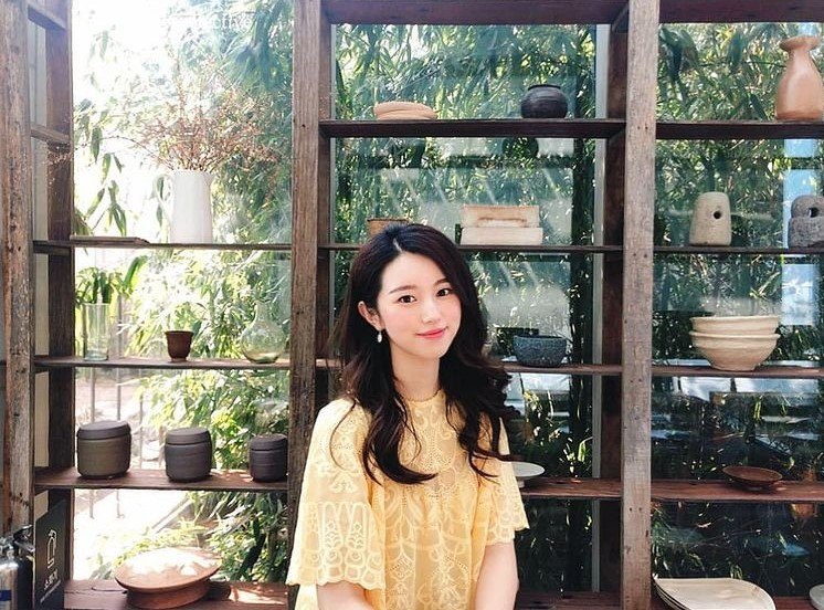 Ấn tượng bởi nhan sắc nổi bật của giáo viên môn Toán, không ít người khuyên Jena nên phát triển để trở thành influencer hoặc người mẫu ảnh trên mạng. Tuy nhiên, cô luôn ưu tiên vào chuyên môn, nỗ lực trở thành một giáo viên có chuyên môn cao.