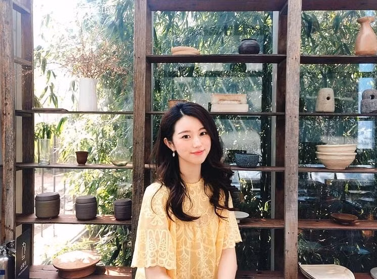 Ấn tượng bởi nhan sắc nổi bật của giáo viên môn Toán, không ít người khuyên Jena nên phát triển để trở thành influencer hoặc người mẫu ảnh trên mạng. Tuy nhiên, cô luôn ưu tiên vào chuyên môn, nỗ lực trở thành một giáo viên có chuyên môn cao.