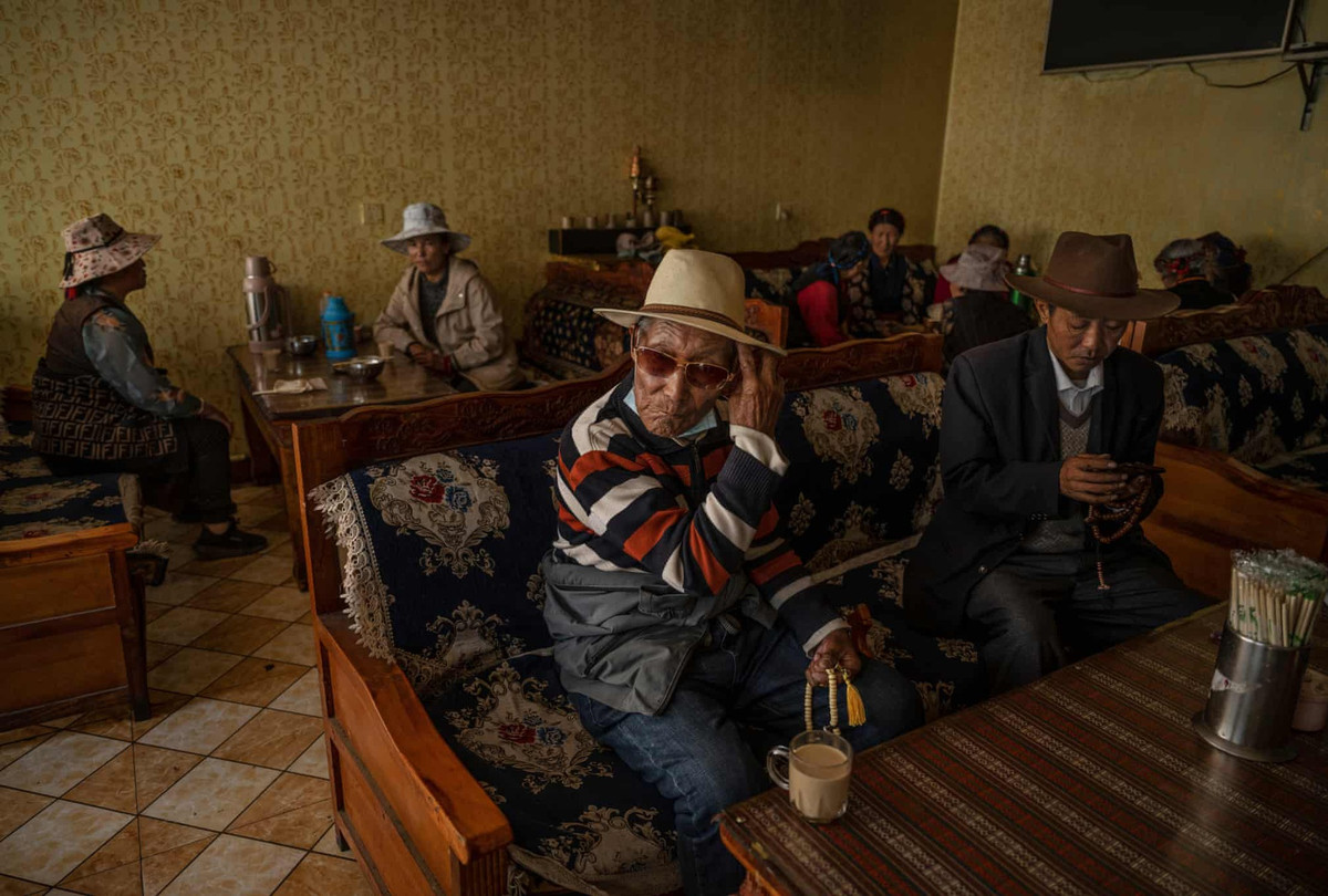 Những người già tập trung tại một quán trà địa phương. Một trong những loại được người Tây Tạng yêu thích nhất là trà bơ. Nó được làm từ lá trà, bơ yak, nước và muối. Dù vậy, ngày nay, người ta hay làm bơ từ sữa bò do có sẵn và giá thành rẻ hơn. 