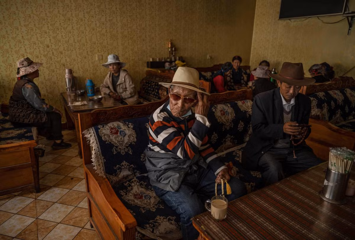 Những người già tập trung tại một quán trà địa phương. Một trong những loại được người Tây Tạng yêu thích nhất là trà bơ. Nó được làm từ lá trà, bơ yak, nước và muối. Dù vậy, ngày nay, người ta hay làm bơ từ sữa bò do có sẵn và giá thành rẻ hơn. 