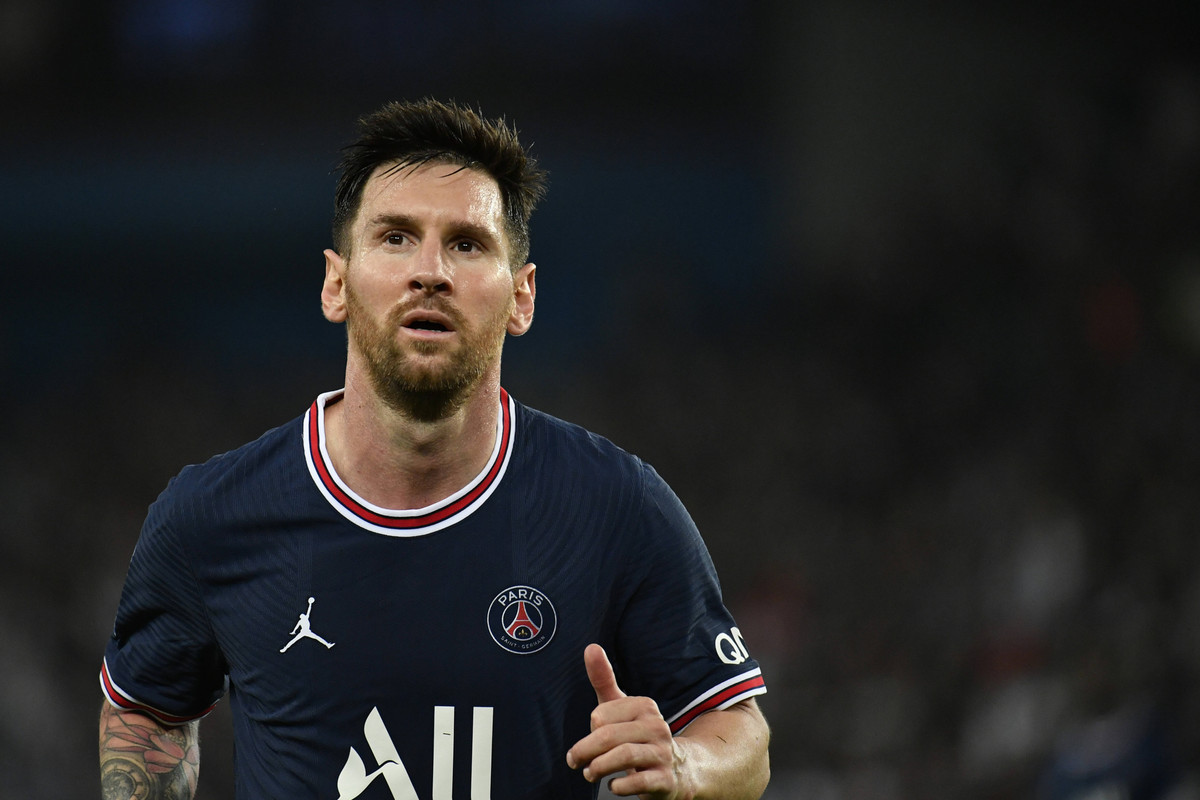 Sau khi chuyển đến PSG trong kỳ chuyển nhượng mùa hè 2021, Messi chưa có kiến tạo hay bàn thắng nào. Siêu sao 34 tuổi được kỳ vọng tiếp tục đạt hiệu suất ghi bàn và kiến tạo cao tại Ligue 1. Tuy nhiên, anh chưa thực sự bắt nhịp với đội bóng và môi trường thi đấu mới.