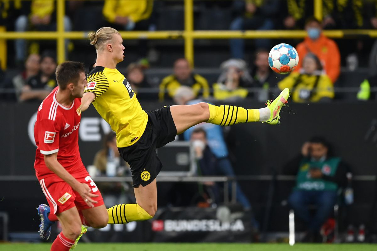 Haaland đã ghi 7 bàn và có 4 kiến tạo cho Dortmund tại Bundesliga kể từ đầu mùa 2021/22. Tính trên mọi mặt trận, chân sút sinh năm 2000 có 11 bàn và 4 kiến tạo sau 8 lần ra sân ở cấp CLB. Nếu duy trì phong độ như hiện tại, Haaland nhiều khả năng giành danh hiệu Chiếc giày vàng châu Âu khi mùa này kết thúc.