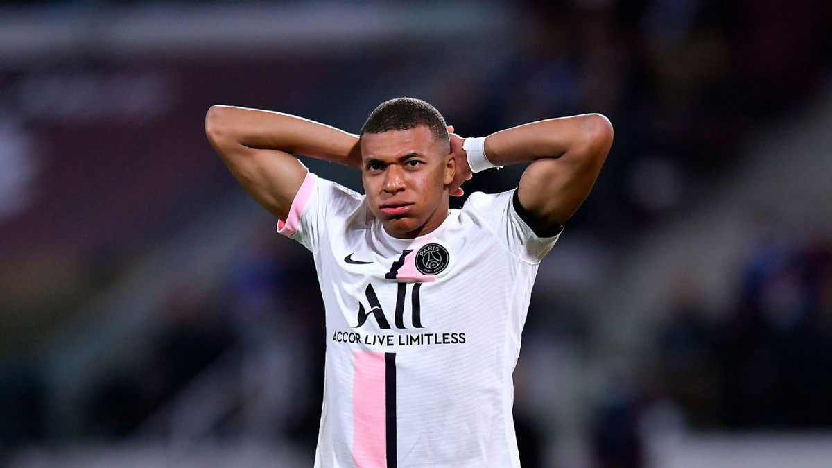Tuy nhiên, Mbappe đã tịt ngòi trong 4 trận gần nhất cho PSG trên mọi đấu trường. Đây là chuỗi trận không ghi bàn dài nhất của Mbappe trong 2 năm qua. Chân sút 22 tuổi cũng bị ống kính truyền hình bắt gặp cảnh đang chỉ trích Neymar vì không chuyền bóng cho mình trong trận thắng 2-0 của PSG trước Montpellier hôm 25/9.