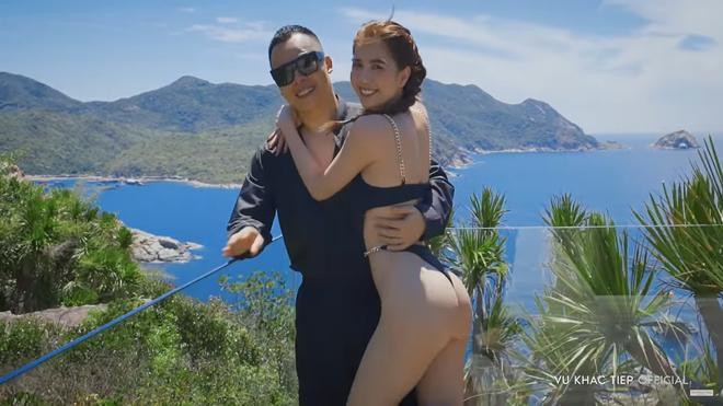 Vũ Khắc Tiệp - Ngọc Trinh và những pha ôm hôn "nóng mắt" - Hình 5 Vu Khac Tiep - Ngoc Trinh va nhung pha om hon