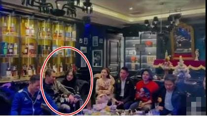 Cam Dan de anh chup chung cung chong cu Le Quyen trong op dien thoai