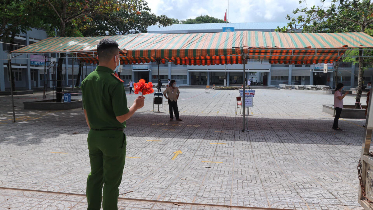 Chien si cong an ket hoa phuong tang nu sinh thi THPT quoc gia-Hinh-2