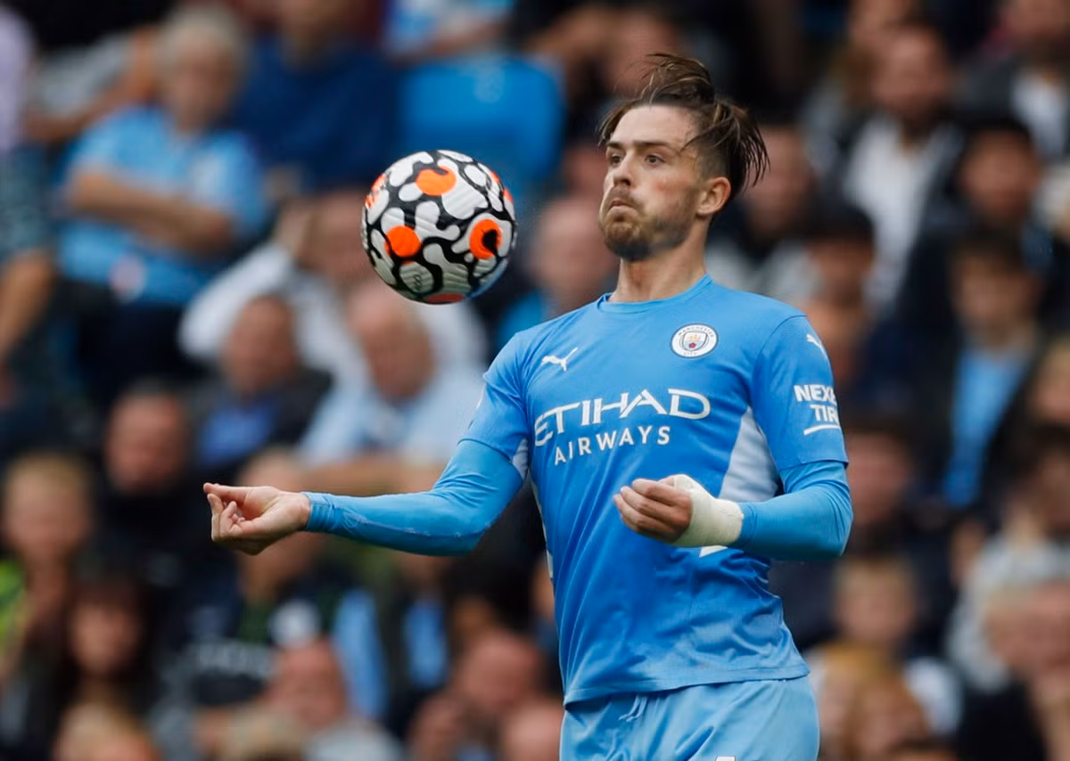 Ở trận trước, Grealish đã thi đấu khá tốt trong vai trò của một tiền đạo lệch trái. Vấn đề này khiến Pep Guardiola khó xử bởi ông sẽ phải cất Raheem Sterling lên ghế dự bị để nhường vị trí cho tân binh gia 100 triệu bảng. Ở vòng 1, Grealish thi đấu ở hàng tiền vệ 3 người và thường xuyên giẫm chân với đồng đội ở cùng cánh là Sterling.