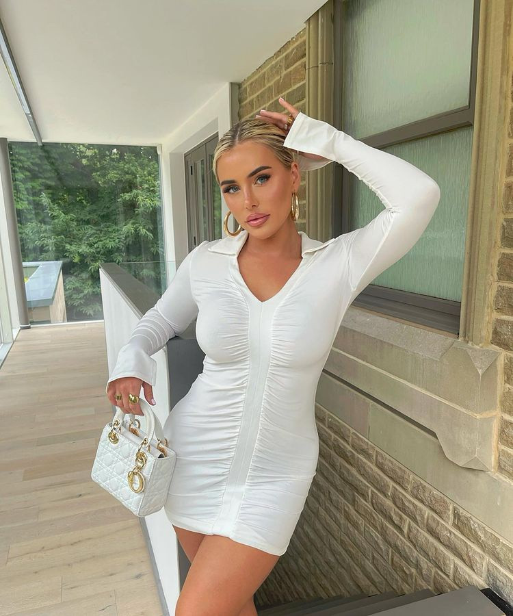 Trang cá nhân của Brown có 1,3 triệu người theo dõi. Tại đây, cô thường xuyên cập nhật hình ảnh về cuộc sống sang chảnh và khoe thân hình bốc lửa.