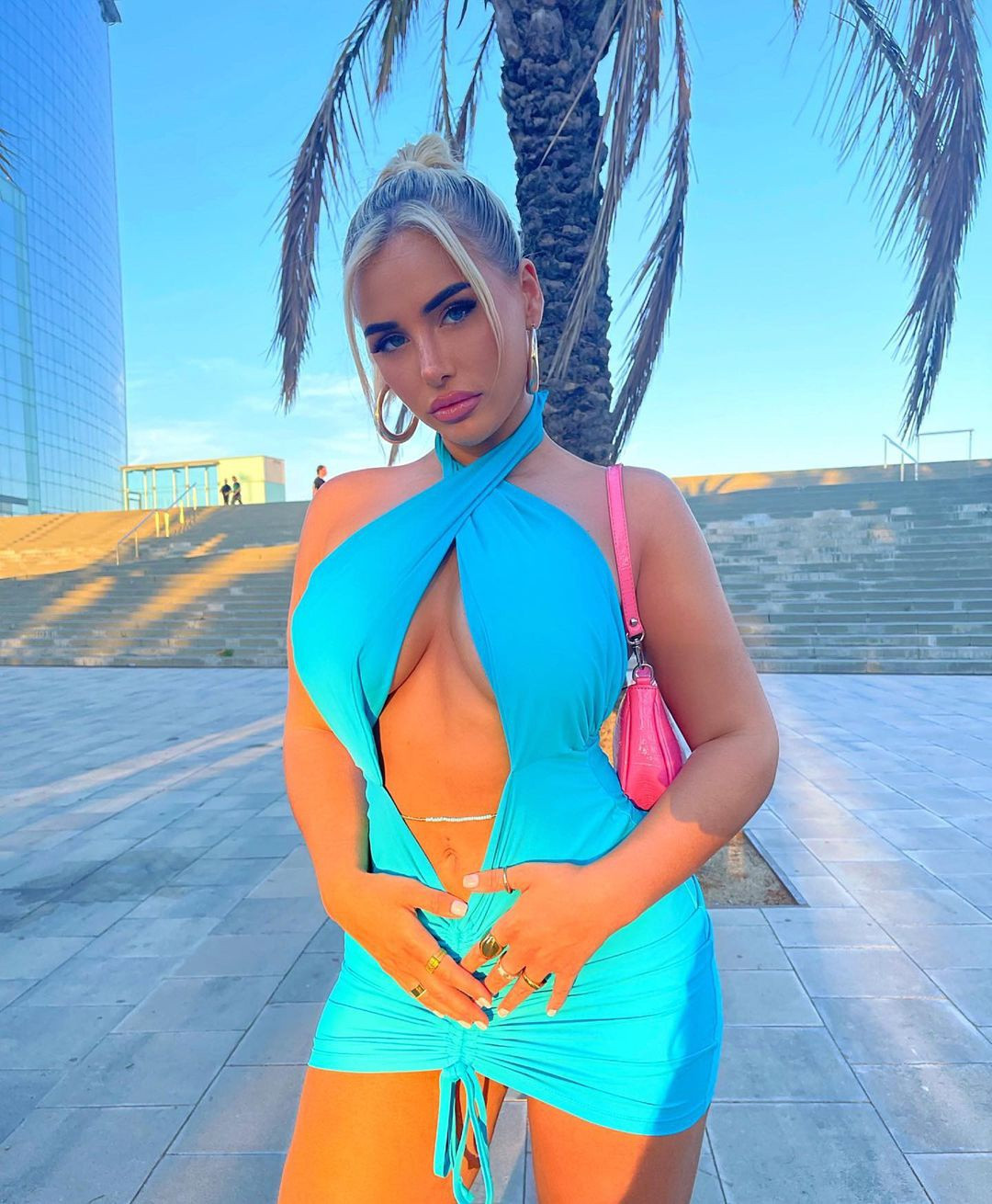 Ellie nổi tiếng nhờ vẻ ngoài nóng bỏng. Cô được biết đến nhiều hơn khi tham gia show hẹn hò Love Island đình đám của xứ sở sương mù.