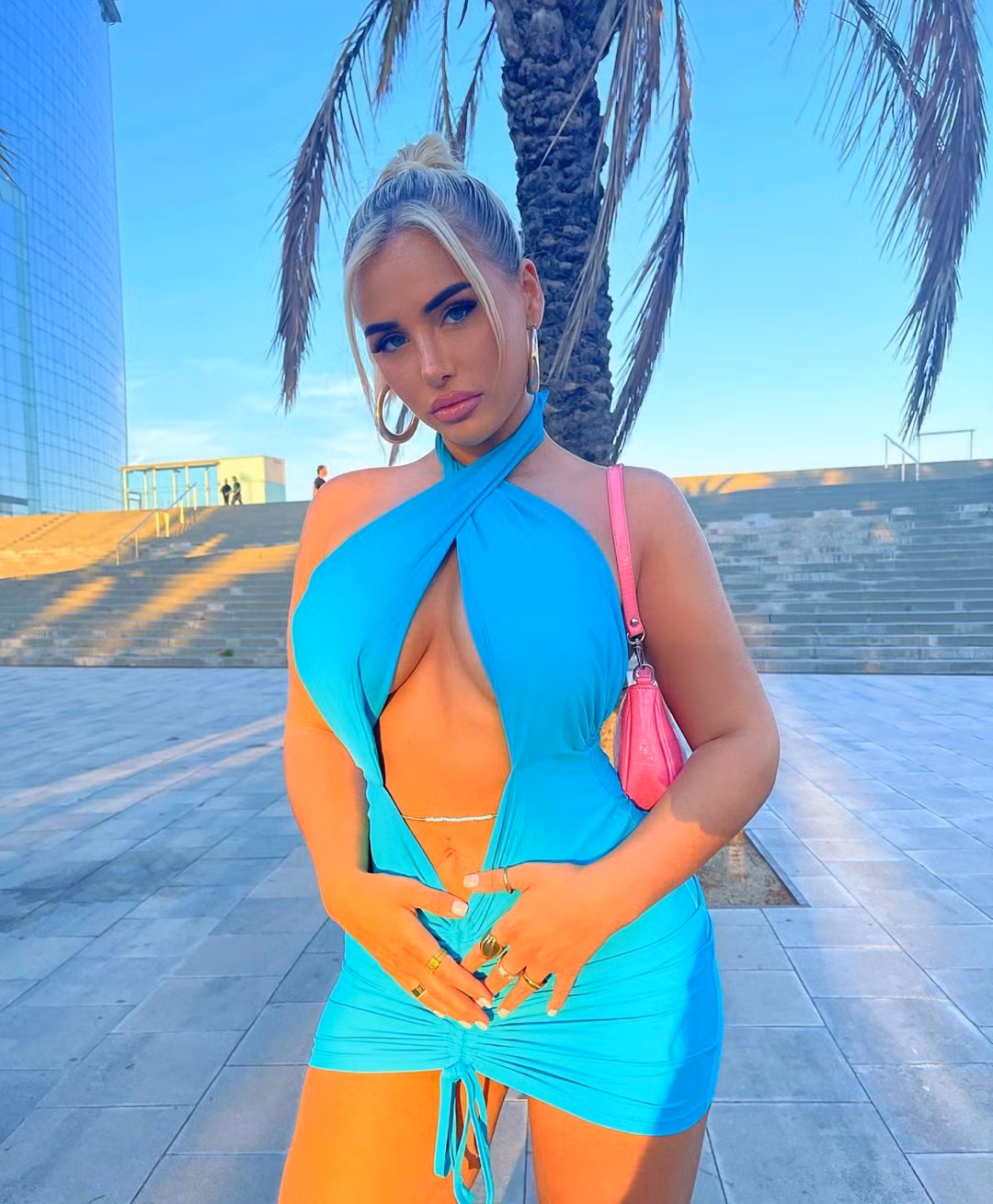 Ellie nổi tiếng nhờ vẻ ngoài nóng bỏng. Cô được biết đến nhiều hơn khi tham gia show hẹn hò Love Island đình đám của xứ sở sương mù.