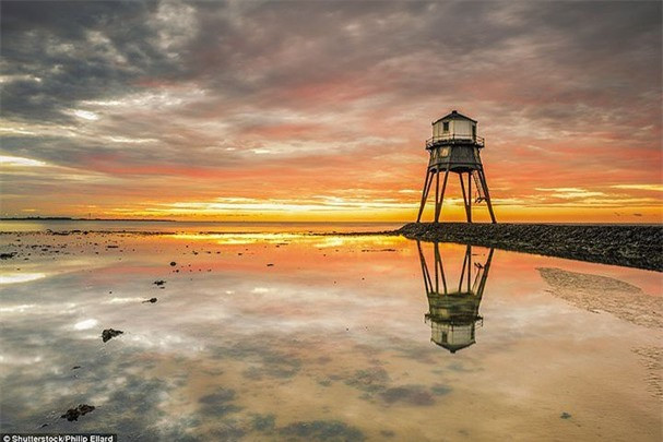 ##sc### Ngọn hải đăng Dovercourt Low Ligthouse, Essex, Anh: Cũng có hai ngọn hải đăng, hải đăng Dovercourt được xây dựng vào năm 1863 để hướng dẫn tàu vào cảng Harwich và Felixstowe. Từ năm 1917, cả hai ngọn hải đăng đều dừng hoạt động và được bảo tồn như những công trình kiến trúc lịch sử và các điểm tham quan du lịch