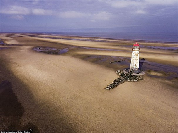 ##sc### Ngọn hải đăng Point of Ayr, bãi biển Talacre, xứ Wales: Nổi lên giữa mặt biển đầy cát, Point of Ayr là ngọn hải đăng lâu đời nhất xứ Wales. Nó được xây dựng vào năm 1776 và đã không hoạt động kể từ năm 1883. 