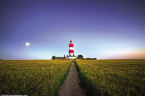 ##sc### Ngọn hải đăng Happisburgh ở Norfolk, Anh: Có chiều cao 26m và đã hoạt động từ năm 1790, hải đăng Happisburgh bị bỏ hoang từ năm 1988, và người dân địa phương đã tự quản lý vào năm 1990. Đây cũng là ngọn hải đăng duy nhất không thuộc nhà nước tại Anh. 