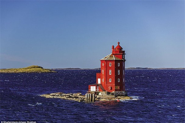 ##sc### Ngọn hải đăng Kjeungskjaer, ở Na Uy: Nằm ở phía bắc của Bắc Cực, ngọn hải đăng Kjeungskjaer được xây dựng vào năm 1880 với chiều cao 21m. Đèn sẽ chiếu sáng sáu giây một lần với các màu đỏ, trắng và xanh lá cây. 