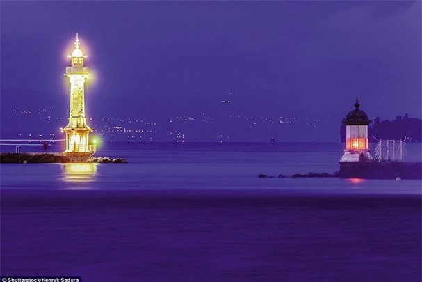 ##sc### Ngọn hải đăng Les Pâquis, Geneva, Thụy Sĩ: Có hình bát giác, hải đăng Les Pâquis cao hơn 47m và hoàn thành vào năm 1896. Đây là một địa danh nổi tiếng của thành phố Geneva. Mặc dù thường xuyên bị ngập lụt nhưng ngọn hải đăng vẫn được hoạt động với các ánh đèn màu trắng và xanh đặt theo các hướng riêng biệt. 