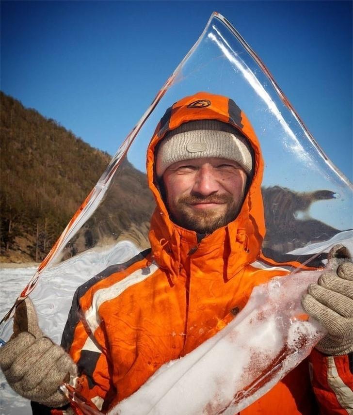 Nước đá trong vắt từ hồ Baikal.