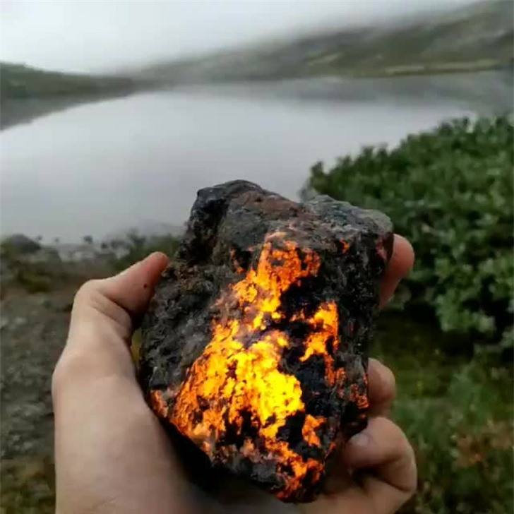 Khoáng chất đổi màu khi tiếp xúc với ánh sáng.