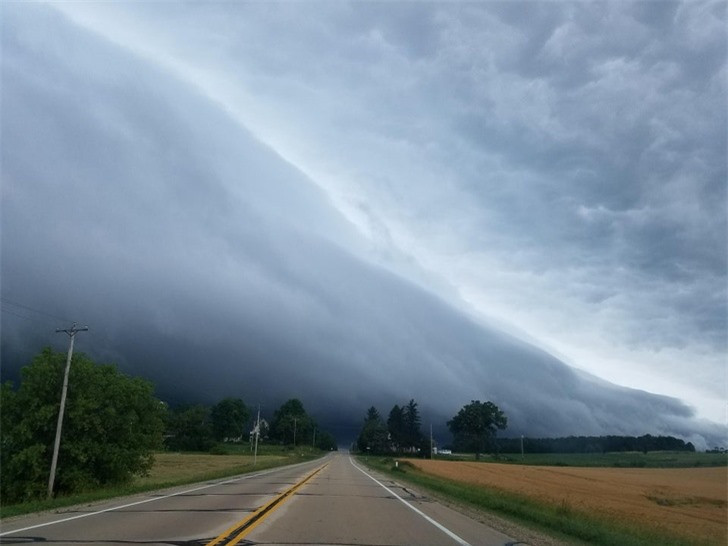 Đám mây trông giống như một trận tuyết lở trên núi.