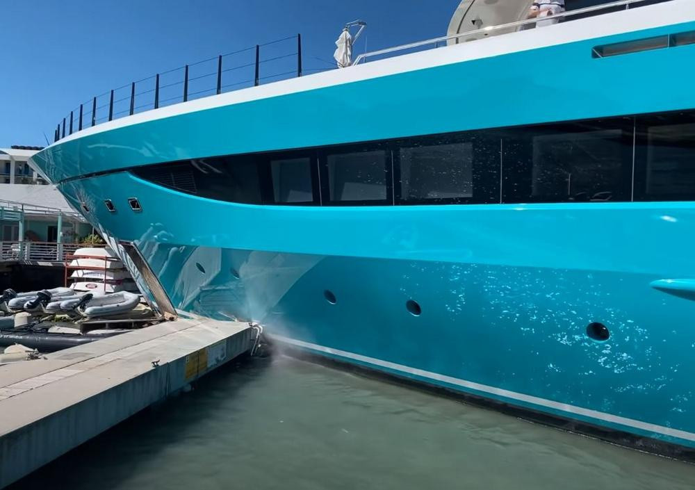 Hoang hot vi sieu du thuyen tri gia 90 trieu USD dam vao ben tau