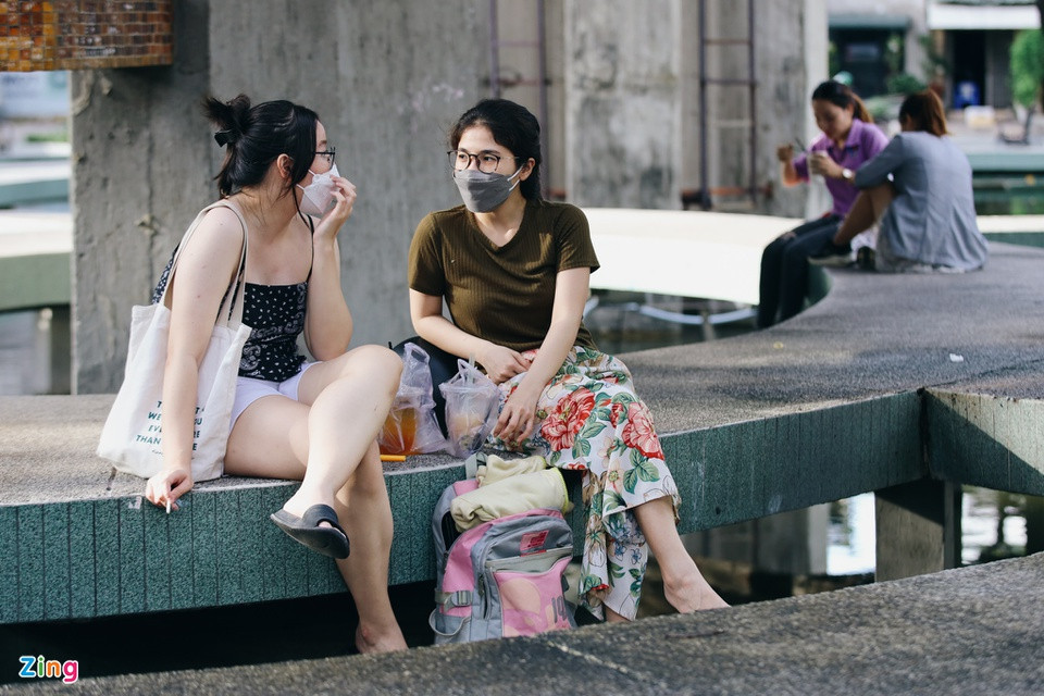 br/> "Cảm giác ngồi nhìn xe chạy, đường phố tấp nập làm mình cảm nhận nhịp sống hối hả quay lại", Uyên và Nghi (quận 7) nói.