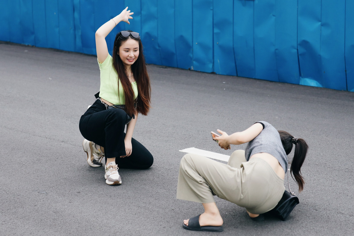 Vân và Hương (quận 8) làm trong ngành dịch vụ, giải trí. Hai bạn chưa được trở lại công việc nên có thể đi chơi vào chiều giữa tuần. "Thời tiết hôm nay đẹp quá, như mùa thu Hà Nội vậy. Chúng mình chụp được rất nhiều hình", Vân nói.