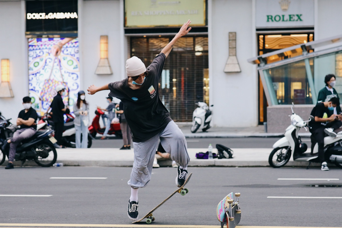 Đường Lê Lợi, đoạn kéo dài đến phố đi bộ Nguyễn Huệ, là điểm chơi trượt ván của nhiều bạn trẻ.