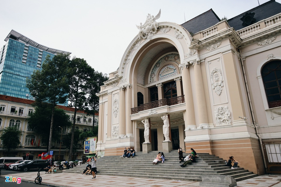 br/> "Mình tính đi Thảo Cầm Viên nhưng đang đóng cửa, giờ dừng lại đây chụp hình và hóng mát. Mình thấy phố đi bộ khá đông người, cảm giác nhộn nhịp này mình rất thích", đôi bạn Khải Huyền và Hải My (TP Thủ Đức) tâm sự.