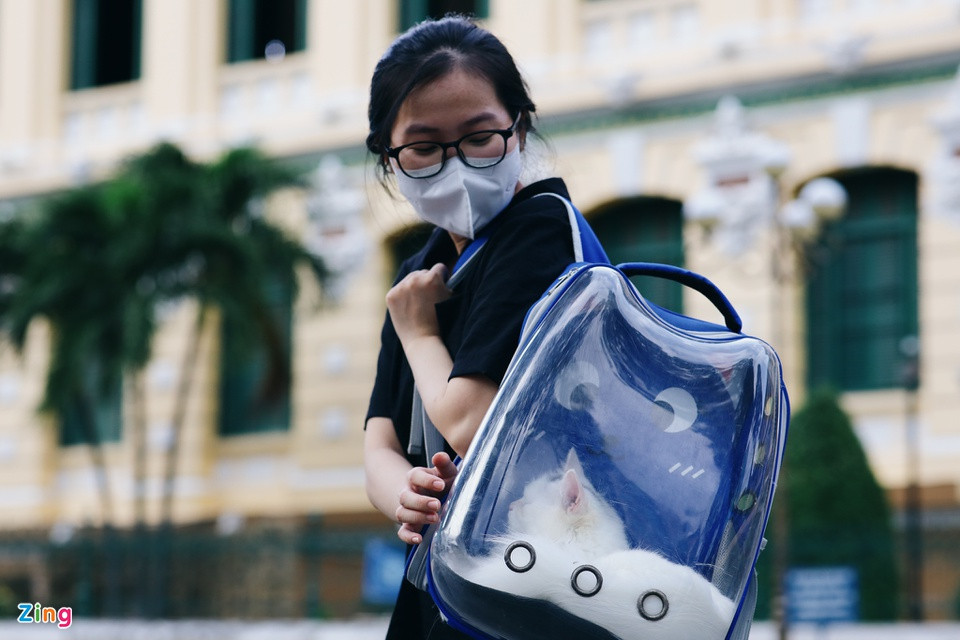 br/> Chị Quyên (TP Thủ Đức) đưa theo chú mèo tên Kem tới nhà thờ Đức Bà. Tuy nhiên, mèo con sợ người vì đã 4 tháng rồi chưa ra ngoài. "Mình mong các quán cà phê, quán ăn sớm được mở lại để sớm được hàn huyên cùng bạn bè", chị nói.