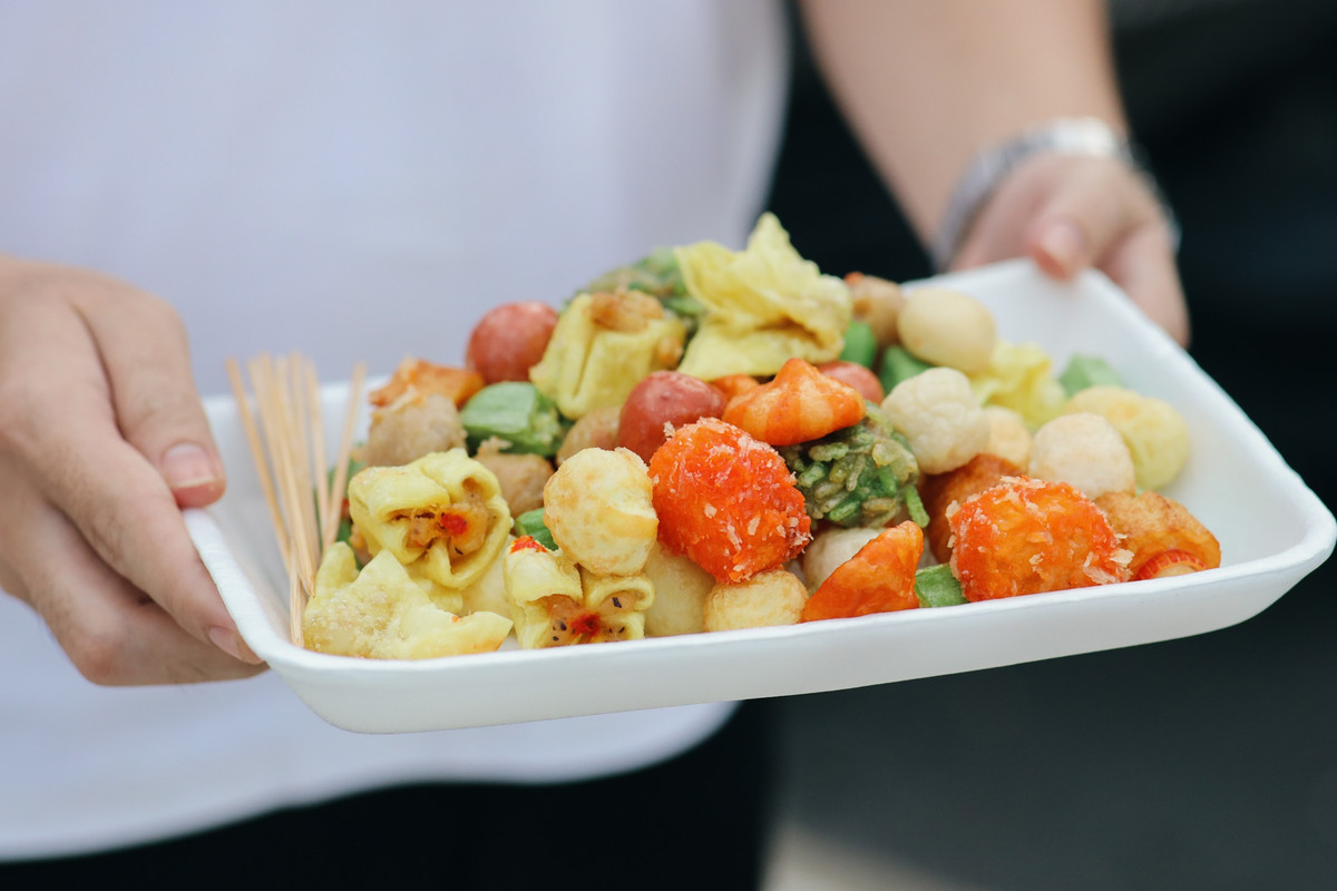 Hàng rong quanh khu vực phố đi bộ cũng bán lại, không khó để tìm thấy cá viên chiên, bánh tráng nướng, các loại nước giải khát. Giá cả các mặt hàng này vẫn giữ nguyên như trước dịch.