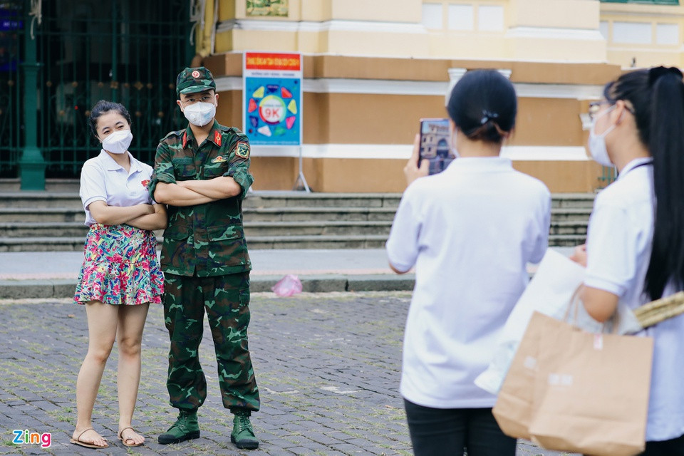 br/> Chiến sĩ Lê Công Danh, học viên Học viện Quân y, chụp hình lưu niệm cùng các bạn tình nguyện viên trước khi tạm biệt TP.HCM. Anh xúc động nói: "Tôi vào đây từ 23/8 và đóng quân tại phường 13, quận 11. Khi vào, đoàn tôi tiếp nhận 800 F0, đến nay địa phương chỉ còn dưới 10 F0. Tôi rất vui khi cùng mọi người hoàn thành nhiệm vụ. Hôm nay đến khu vực trung tâm thành phố, tôi thấy mọi thứ náo nhiệt, cuộc sống người dân trở lại bình thường, thành phố đã khoẻ lại".