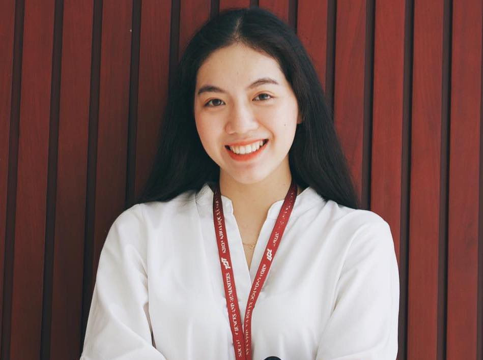 Vượt qua hàng trăm thí sinh, cô gái sinh năm 2000 Nguyễn Huỳnh Thư sinh viên năm 3, ngành Xã hội học giành giải nhất cuộc thi Nét đẹp sinh viên Đại học Tôn Đức Thắng 2021. Cô gây ấn tượng trong vòng ứng xử, khi lý giải câu hỏi về cách truyền tải thông điệp ý nghĩa đến mọi người.