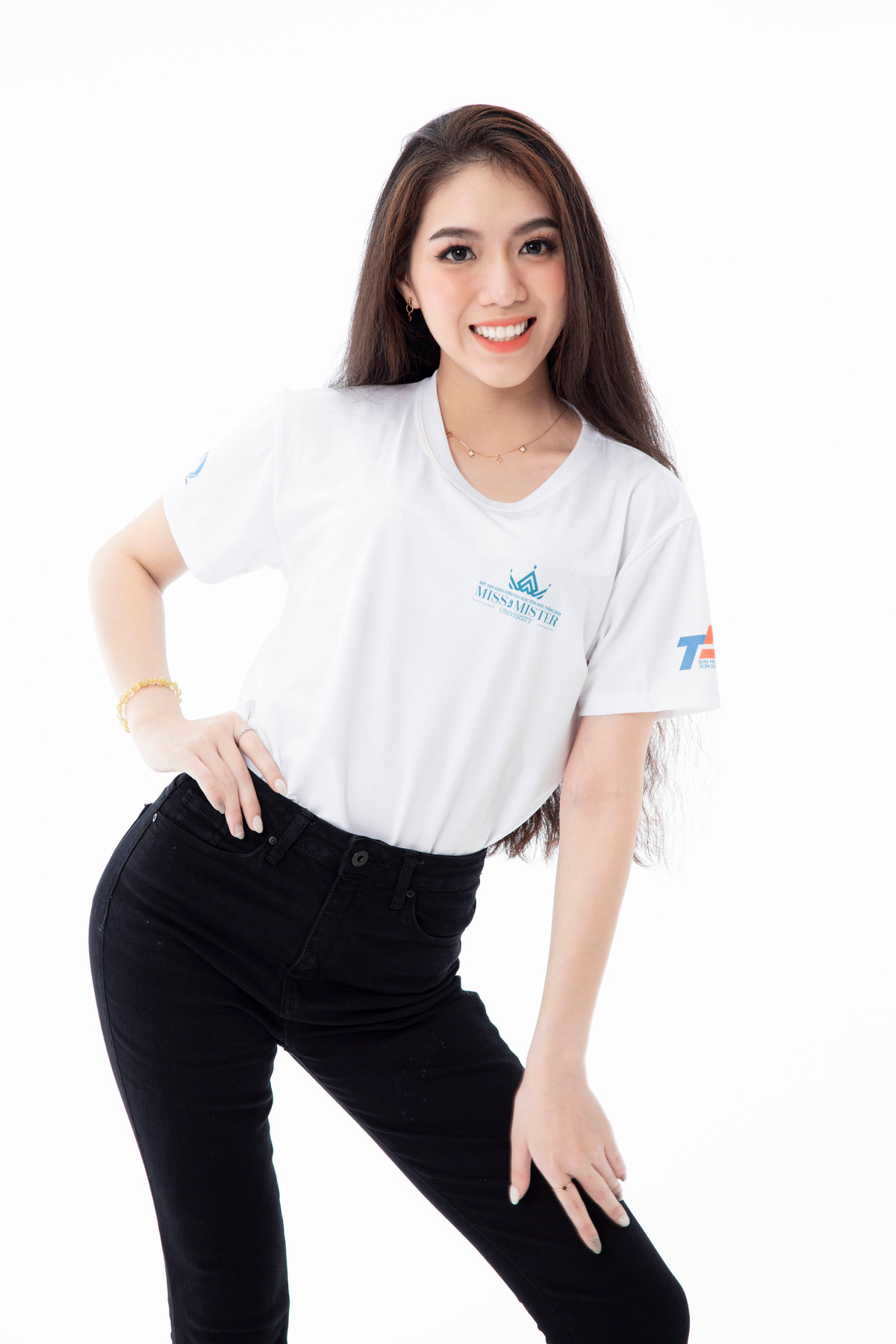 Cùng với nụ cười cuốn hút, vóc dáng chuẩn, chiều cao 1,72 m, tân hoa khôi ĐH Tôn Đức Thắng còn sở hữu nhiều thành tích nổi bật. Huỳnh Thư từng giành giải nhất cuộc thi Hùng biện của trường năm 2020, giải ba cuộc thi The Accounting Race khoa Kế toán năm học 2019-2020, giải khuyến khích cuộc thi Accounting Brainy năm học 2019-2020, danh hiệu Sinh viên 5 tốt cấp trường năm học 2019-2020.