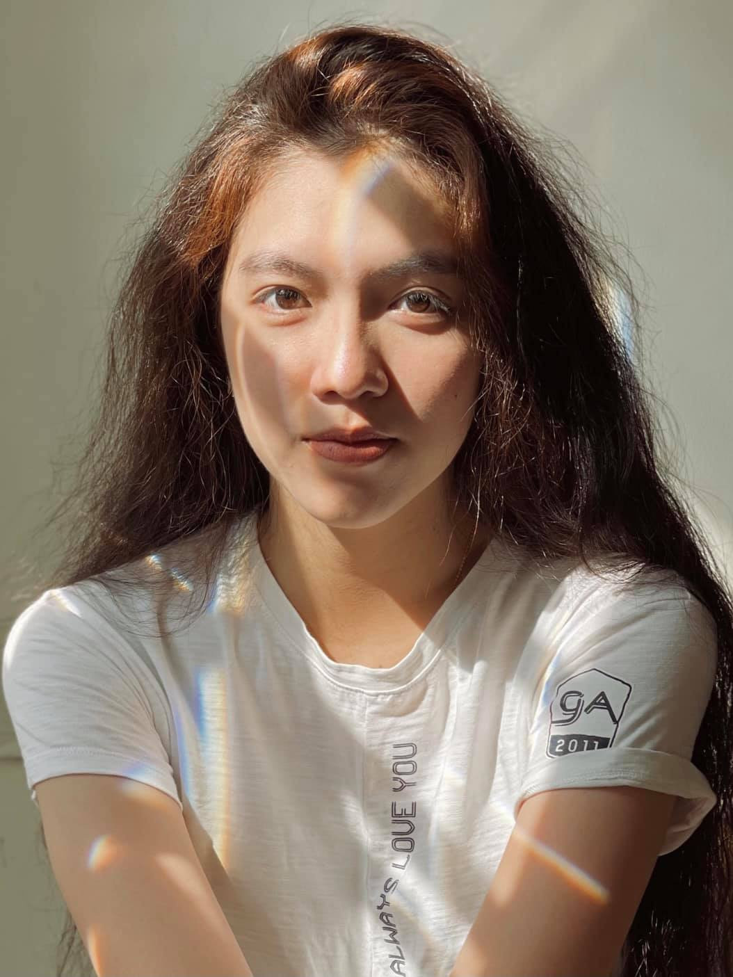  Chia sẻ với Zing, Huỳnh Thư cho biết cô rất vui, hạnh phúc, song không quá bất ngờ trong giây phút được xướng tên cho danh hiệu cao nhất. Ngay từ ngày đầu tham gia cuộc thi, cô gái sinh năm 2000 đã đề ra mục tiêu chinh phục chiếc vương miện hoa Khôi Đại học Tôn Đức Thắng 2021.