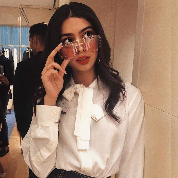  Khushi Kapoor (sinh năm 2000) là con gái của hai huyền thoại làng giải trí. Mẹ cô là cố diễn viên Sridevi - được mệnh danh "siêu sao nữ" của làng điện ảnh Ấn Độ, cha của Khushi là nhà sản xuất phim lừng danh Bollywood Boney Kapoor. Các anh chị của cô nàng cũng đều là ngôi sao nổi tiếng. Là ái nữ trong gia đình giàu có, Khushi nhận được sự chú ý lớn từ truyền thông và người hâm mộ. Ảnh: @khushi05k.